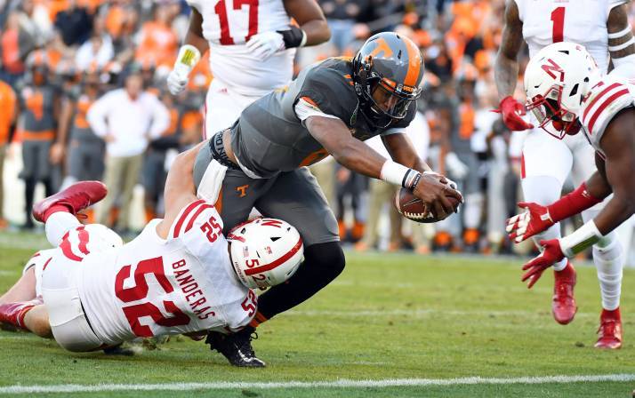 NASHVILLE, TN - DECEMBER 30: Tennessee Volunteers running back Alvin Kamara  (6) runs the ball during the Music City Bowl between the Tennessee  Volunteers and Nebraska Cornhuskers on December 30, 2016 at