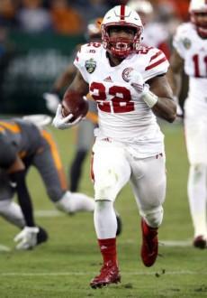 NASHVILLE, TN - DECEMBER 30: Tennessee Volunteers running back Alvin Kamara  (6) runs the ball during the Music City Bowl between the Tennessee  Volunteers and Nebraska Cornhuskers on December 30, 2016 at